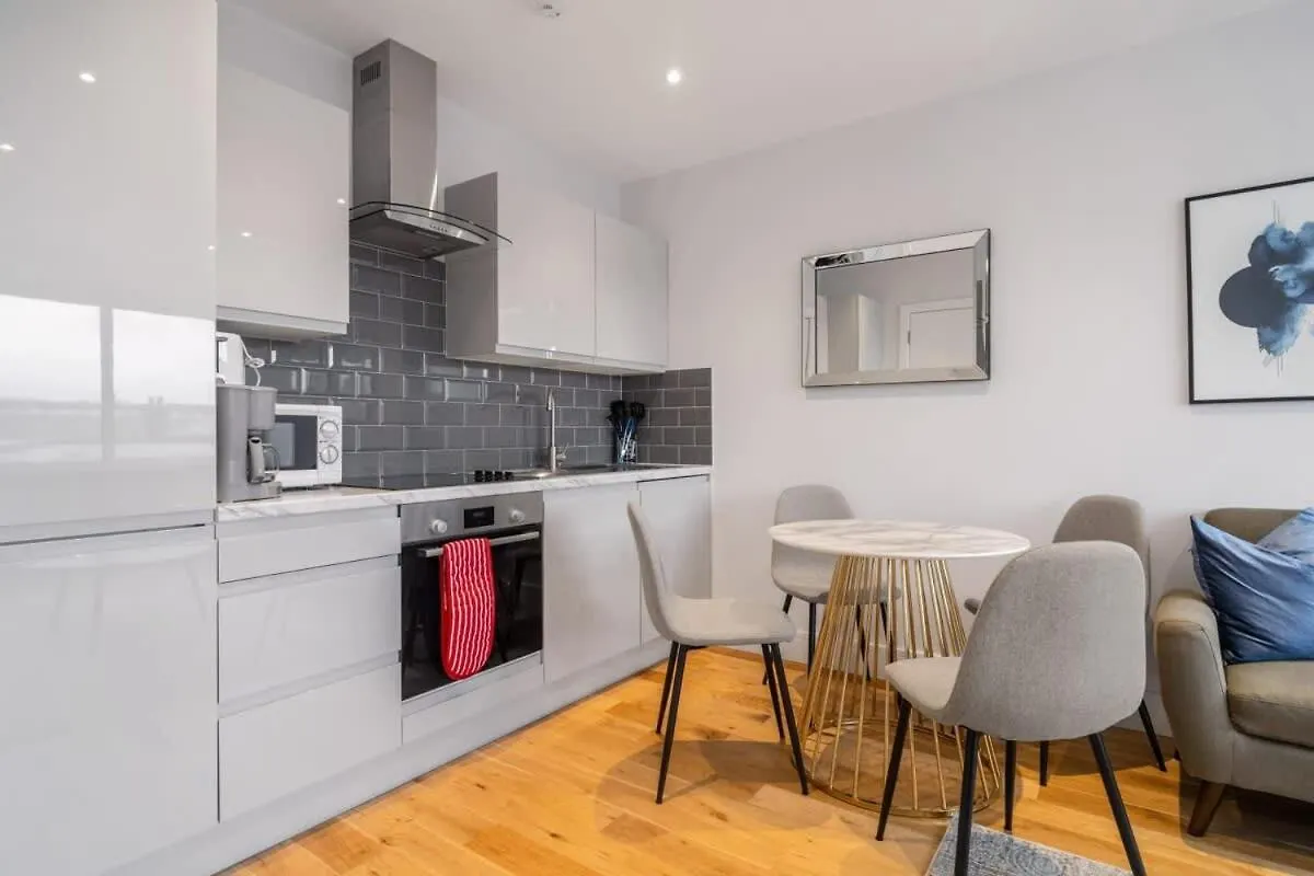 Lovely 1 Bedroom Apartment In The Heart Of Eastleigh 0*,